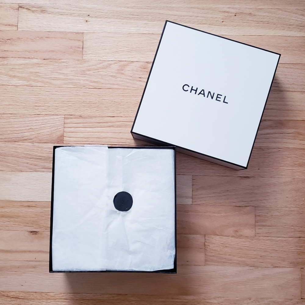 Chanel Gift Box - Picture 2 of 9